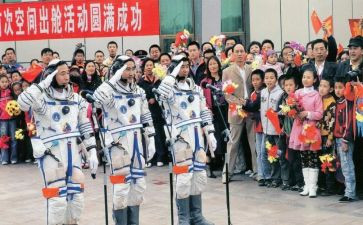挥挥手,出发作文最新7篇